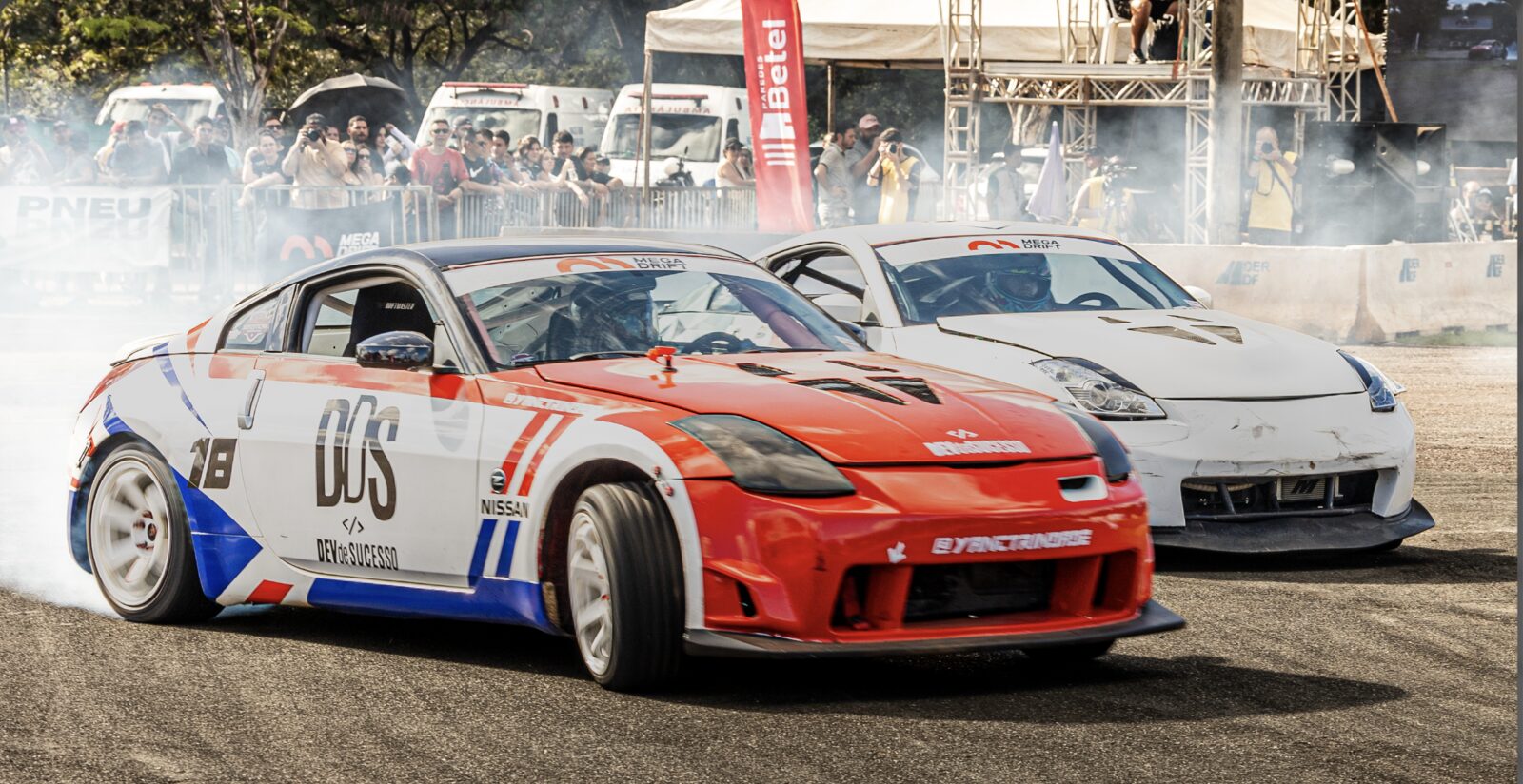 Batalha de drift North Drift — dois Nissan 350Z lado a lado em pista